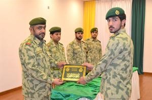العقيد الركن سالم المسيطير يكرم احد الخريجين
