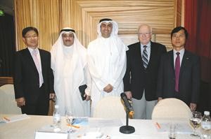 جاسم الصفران وجيف ليم وجوردن ستافيكر ودعادل الوقيان خلال اللقاء ﻿