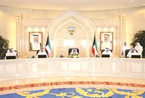 سمو رئيس الوزراء الشيخ جابر المبارك مترئسا اجتماع الحكومة امس 
