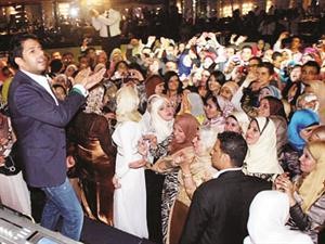 محمد حماقي اثناء الحفل﻿
