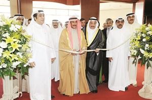 الشيخ دابراهيم الدعيج وعماد تيفوني وضاري العيبان يقصون شريط الافتتاح﻿