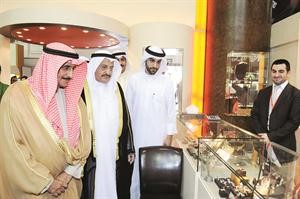 الشيخ دابراهيم الدعيج يتجول بين اجنحة المعرض﻿