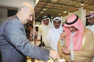 ويستمع لشرح عن احدث المنتجات الذهبية﻿