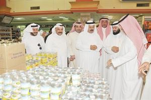 الدويهيس يستمع الى شرح عن تفاصيل المهرجان﻿