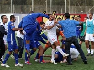 احد الاعتداءات على اللاعبين العرب
