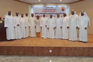دنايف الحجرف ومتعب العتيبي واحمد المليفي ودموضي الحمود ومحسن بورقبة مع عدد من اعضاء مجلس ادارة جمعية المعلمين خلال التكريم﻿
