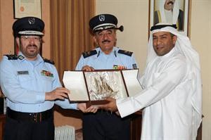 اللواء جاسم المنصوري والعميد يوسف الانصاري يتسلمان درعا من تجمع وطني الكويت﻿
