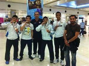 خالد العدواني مع لاعبي منتخب الكراتيه﻿