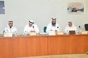 محمد الخليفة ونايف المرداس وعدنان المطوع ود عبدالله الطريجي اثناء اجتماع اللجنة﻿