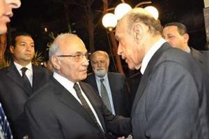 عمر سليمان تقدم المعزين في زوجة احمد شفيق