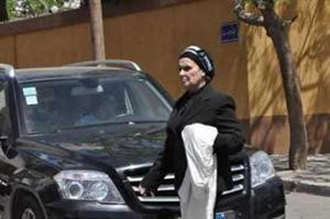 صورة لقرينة المشير في طريقها للعزاء كما انتشرت على المواقع الالكترونية