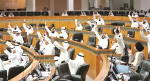 اعضاء مجلس الامة خلال تصويتهم على القانون الاسبوع قبل الماضي