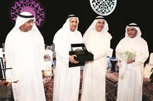 امين عام المجلس الوطني معلي اليوحة اثناء تكريم الفنان الكبير عبد الحميد السيد ﻿
