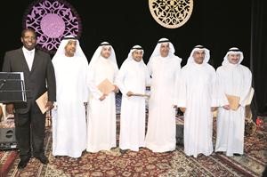 اليوحة يتوسط المشاركين في الحفل الموسيقي لـ ملتقى التراث الخليجي الاول 	قاسم باشا﻿