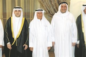 خال المعرس احمد معرفي مباركا للمعرس ووالده﻿