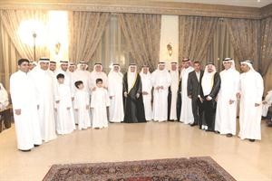 المعرس متوسطا الاهل في لقطة تذكارية﻿