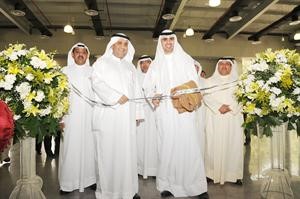 الشيخ مشعل الصباح وعبدالرحمن النصار وضاري العيبان يقصون شريط افتتاح المعرض