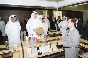  والشيخ مشعل الصباح متجولا في المعرض اسامة ابوعطية
