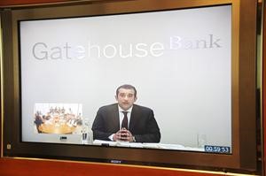 فهد بودي متحدثا من لندن عن الصفقة خلال المؤتمر الصحافي الذي عقد في الكويت هاني الشمري