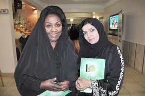 الاعلامية منى طالب مع الزميلة فوزية الابراهيم﻿