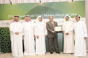 العمر يسلم رئيس قسم الاقتصاد في جريدة الانباء الزميل هشام ابوشادي جائزة المركز الاول في التحقيق الاقتصادي﻿
