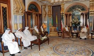 صاحب السمو الامير الشيخ صباح الاحمد مستقبلا عائلة الحربي بحضور سمو ولي العهد﻿