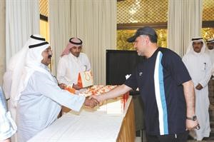 الشيخ ناصر صباح الاحمد مكرما احد اعضاء الوفد﻿