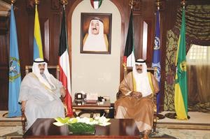 سمو ولي العهد الشيخ نواف الاحمد مستقبلا سمو الشيخ ناصر المحمد﻿