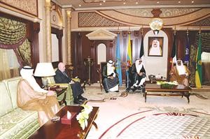سمو ولي العهد الشيخ نواف الاحمد مستقبلا محمد عبدالرحمن البحر وحمد البحر وابراهيم دبدوب وعصام الصقر﻿