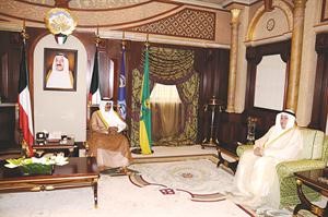 سمو ولي العهد الشيخ نواف الاحمد مستقبلا السفير علي المؤمن﻿