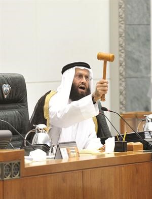 خالد السلطان اثناء رفعه الجلسة لاعادة الهدوء للقاعة﻿