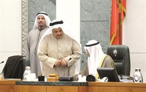 محمد الجويهل على المنصة يسلم استجوابه للرئيس السعدون﻿