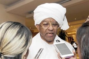 ابراهيم الميرغني متحدثا الى الصحافيين﻿