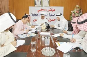 دحسين الدويهيس متحدثا خلال المؤتمر الصحافي
