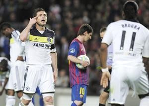 فرحة لاعبي تشلسي ديدييه دروغبا وفرانك لامبارد بالتعادل مع برشلونة والتاهل لنهائي دوري الابطال ويتضح الحزن والصدمة على وجه ميسي افپ