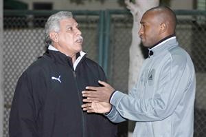 حسن شحاتة في حديث مع شيكابالا
