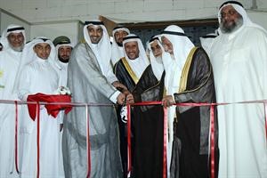 الشيخ محمد العبدالله وحمود الرومي ومطلق القراوي خلال افتتاح المعرض﻿