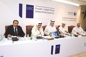طارق عبدالسلام ومحمد السقاف يتوسطان عمومية الشركة 	قاسم باشا﻿