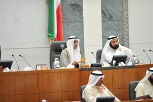 الرئيس احمد السعدون على المنصة وبجانبه دوليد الطبطبائي