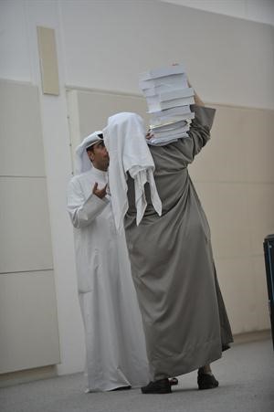 تقارير خطة التنمية يحملها يوسف محمد احد موظفي اللجنة
