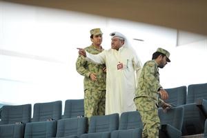 الحرس يخرجون احد الحضور بعد تجاوزه اللائحة