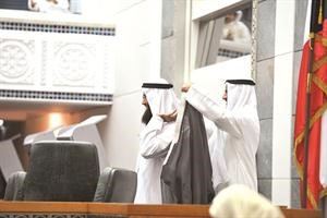 فيصل اليحيى يساعد خالد السلطان في ارتداء بشت الرئاسة