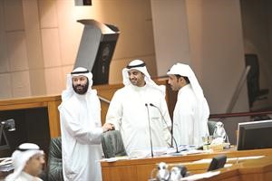 الشيخ محمد العبدالله يتوسط مرزوق الغانم ود فيصل المسلم متين غوزال