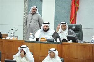 فيصل اليحيى مترئسا الجلسة وبجانبه دجمعان الحربش متين غوزال