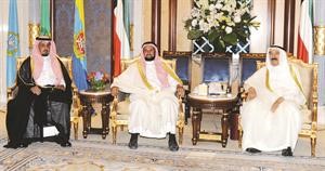 صاحب السمو الامير الشيخ صباح الاحمد مستقبلا حبيب بن عيد بن حبيب بن جامع وخالد بن حبيب بن عيد بن جامع﻿