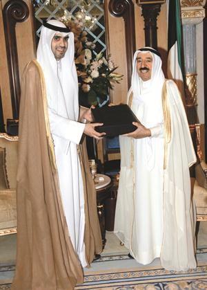 صاحب السمو الامير يتسلم رسالة الدكتوراه من الشيخ مشعل جابر الاحمد﻿