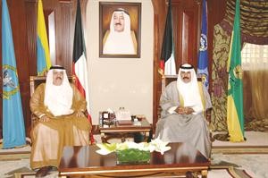سمو ولي العهد خلال لقائه السفير حسن الخيال﻿