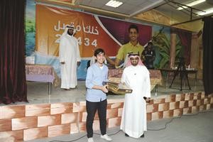 مدير الانشطة يسلم احد الفائزين جائزته﻿