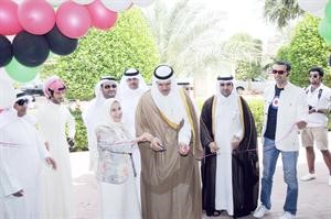 الشيخ سلمان الحمود ودحياة الحجي خلال افتتاح المعرض
