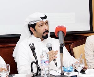 فيصل الراشد متحدثا اثناء المؤتمر الصحافي